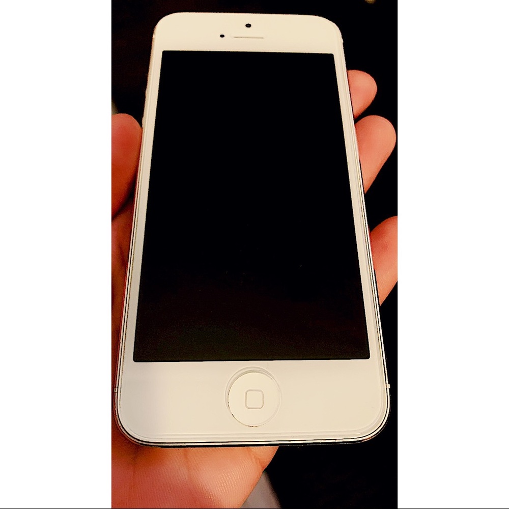 An Iphone 5 Barely Used Basically New - image 3